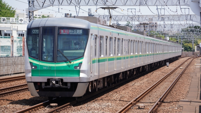 千代田線の電車